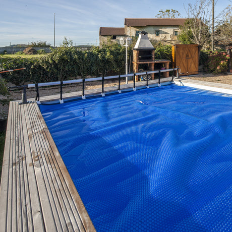 Enrouleur GRE pour piscine en bois véritable jusqu'à 5,80m - installation en bord de piscine